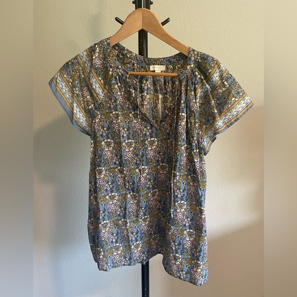 Jennifer & Grace - NWT blue floral shirt sleeve top. Size medium.